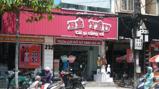 Cửa hàng Mẹ và Bé, phường Cốc Lếu bị xử phạt do hàng hóa không có tem hợp chuẩn