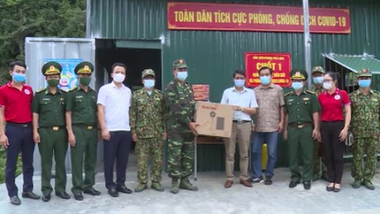 Tặng nhu yếu phẩm cho các chốt kiểm dịch vùng biên