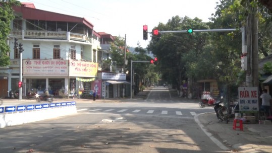 Lần đầu tiên thị trấn Khánh Yên có đèn tín hiệu giao thông