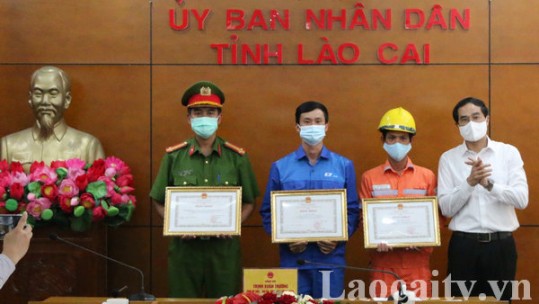 UBND tỉnh khen thưởng đột xuất các cá nhân, tập thể tham gia cứu hộ, cứu nạn tại Sa Pa