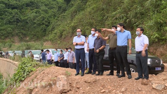 Thường trực Tỉnh ủy khảo sát thực địa phương án Quy hoạch chung xây dựng dọc sông Hồng