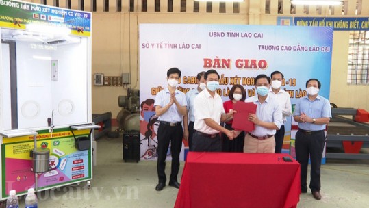 Bàn giao 13 buồng lấy mẫu xét nghiệm Covid-19 cho ngành Y tế