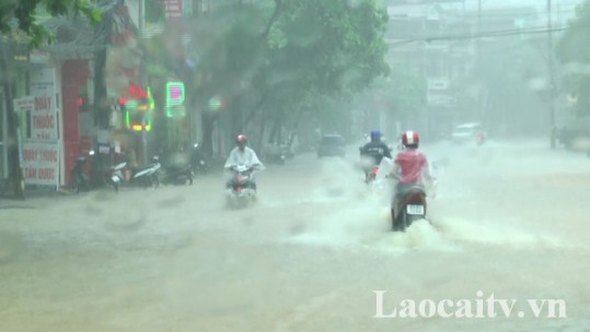 Mưa to dữ dội trút xuống Lào Cai