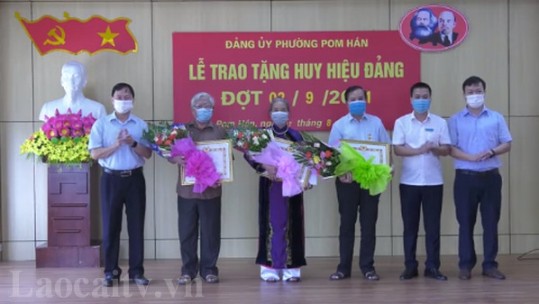 Thành phố Lào Cai trao Huy hiệu Đảng đợt 2/9