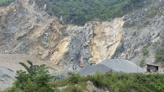 Tạm dừng hoạt động khai thác, vận chuyển khoáng sản tại mỏ đá thôn Bản Cầm, xã Bản Cầm, huyện Bảo Thắng