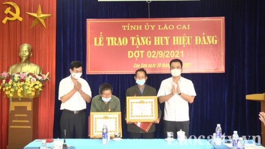 Mường Khương trao Huy hiệu Đảng đợt 2/9 cho 11 đảng viên