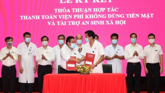 Ký kết thỏa thuận hợp tác thanh toán viện phí không dùng tiền mặt