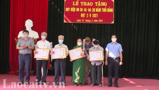 Bảo Thắng trao tặng huy hiệu Đảng đợt 2/9