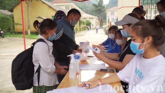 Học sinh nhiều địa phương tựu trường đầu năm học mới