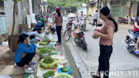 Bất chấp lệnh cấm, các chợ tự phát vẫn hoạt động