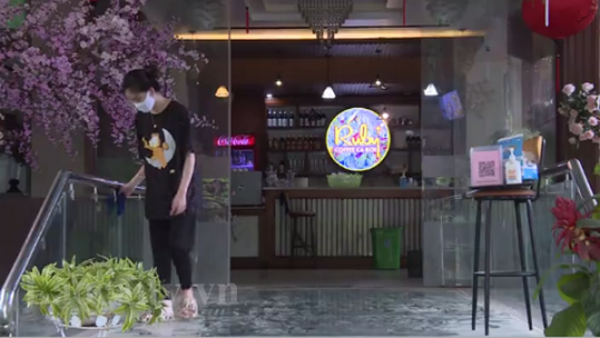 Nhiều hàng quán tất bật dọn dẹp, mở bán trở lại