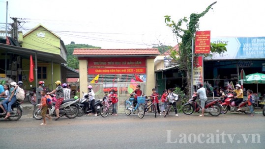 Tiềm ẩn mất an toàn giao thông tại cổng trường ven quốc lộ