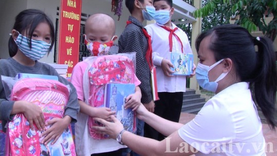 Tiếp sức học sinh khó khăn đến trường