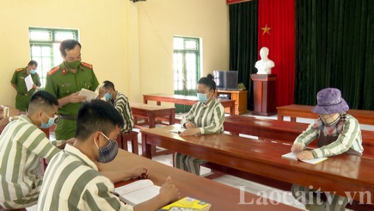 Tủ sách tại Trại tạm giam Công an tỉnh: Mô hình mang ý nghĩa nhân văn