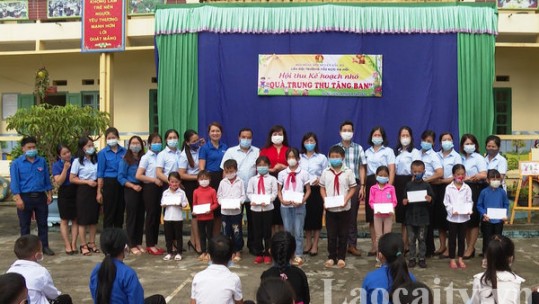 Trao quà cho các em học sinh có hoàn cảnh khó khăn