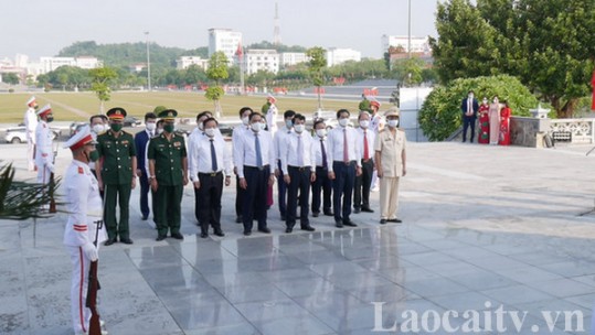 Đoàn đại biểu tỉnh dâng hương Nhà bia tưởng niệm Bác Hồ và Đài tưởng niệm các anh hùng liệt sỹ