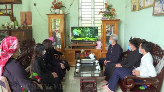 Người dân thành phố Lào Cai chào đón sự kiện 30 năm tái lập tỉnh