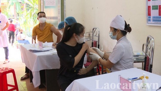 Lào Cai bắt đầu tiêm cho học sinh tốt nghiệp THPT chuẩn bị đi học đại học, cao đẳng