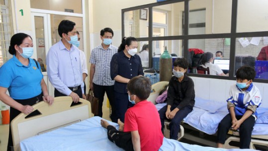 Thăm hỏi các bệnh nhi ngộ độc quả hồng châu