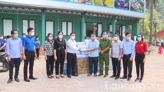 Uỷ ban MTTQ Việt Nam tỉnh tặng quà chốt kiểm dịch xã Phúc Khánh, huyện Bảo Yên