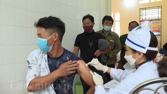 Người dân vùng cao tích cực tham gia chiến dịch tiêm vắc xin phòng Covid-19