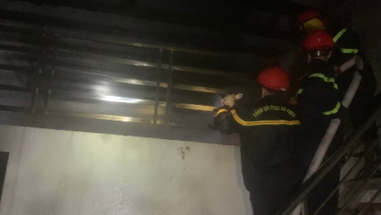 Dập tắt đám cháy trong đêm tại phường Bắc Lệnh
