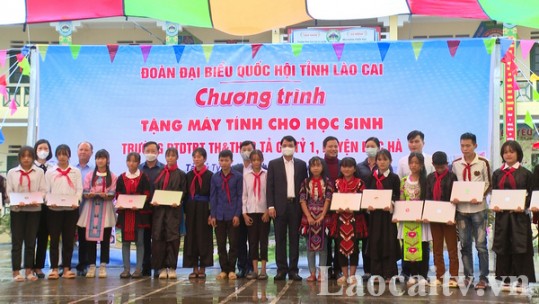 Tặng máy tính cho thầy và trò trường học vùng cao Lào Cai