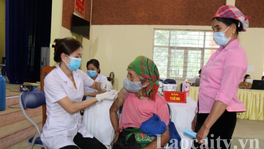 Đảm bảo an toàn tiêm vắc-xin cho người cao tuổi