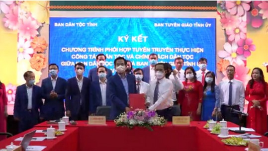 Ký kết chương trình phối hợp tuyên truyền công tác dân tộc