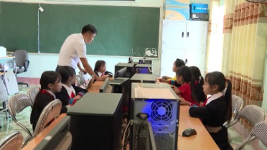 Góp thêm điều kiện để học sinh vùng khó được tiếp cận với công nghệ thông tin