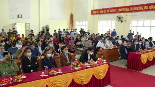 Dân cư thôn Tân Tiến, xã Cam Cọn vui mừng trong ngày đại đoàn kết