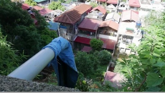 Nguy cơ sạt lở do các ống nước xả thải từ khu dân cư số 7, phường Pom Hán xuống tổ 2, phường Bắc Lệnh
