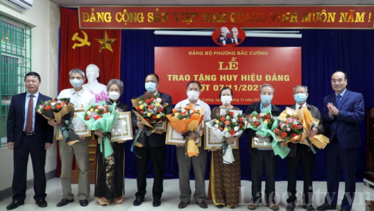 Phó Bí thư Thường trực Tỉnh ủy Vũ Xuân Cường trao Huy hiệu Đảng cho đảng viên Đảng bộ phường Bắc Cường