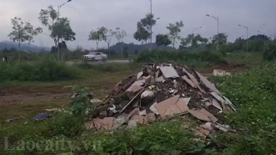 Tái diễn tình trạng đổ trộm rác thải xây dựng trên đường Võ Nguyên Giáp, thành phố Lào Cai
