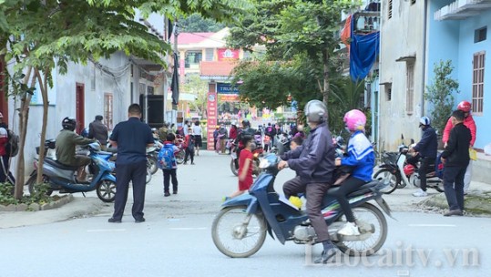 Giải quyết tình trạng ùn tắc giao thông ở cổng trường học