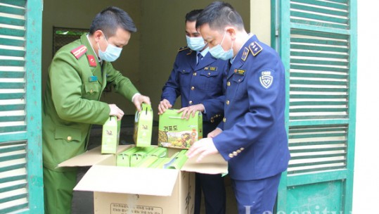 Công an Lào Cai thu giữ lô hàng gần 800kg thực phẩm không rõ nguồn gốc xuất xứ