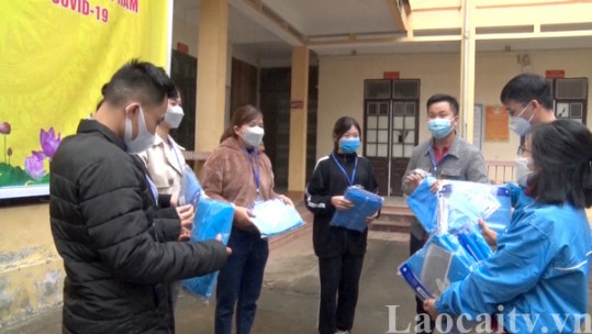 Chung tay hỗ trợ vùng dịch Văn Bàn