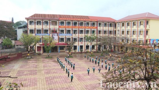 Học sinh phường Kim Tân, thành phố Lào Cai đi học trở lại
