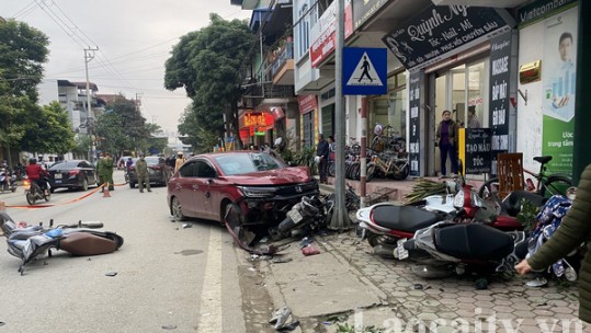 Tai nạn giao thông liên hoàn khiến 1 người bị thương và nhiều phương tiện hư hỏng nặng