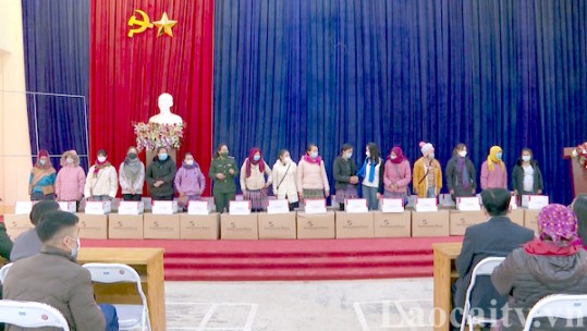 Tặng 100 suất quà cho lao động nữ bị ảnh hưởng bởi dịch Covid-19