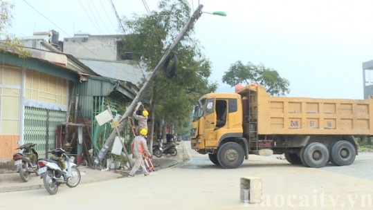 Xe tải mất lái đâm vào nhà dân ở phường Bắc Cường