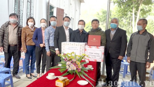 Các đoàn công tác của tỉnh thăm, tặng quà bà con giáo dân nhân dịp lễ Giáng sinh