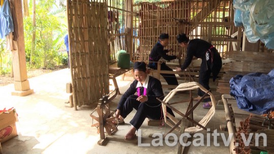 Trồng bông, dệt vải - Nghề truyền thống được gìn giữ tại Bản Mo