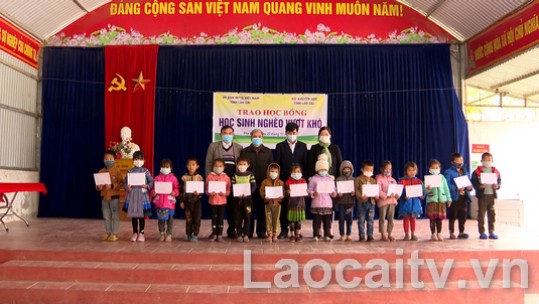 Hội Khuyến học tỉnh trao học bổng “Học sinh nghèo vượt khó”