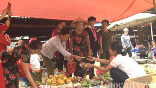 Bảo Thắng có trên 10.000 người mang làn đi chợ