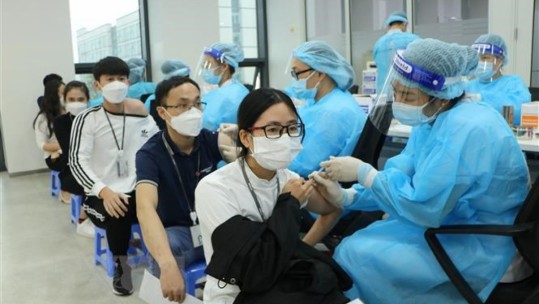 Thủ tướng yêu cầu thần tốc tiêm vaccine và đẩy mạnh các biện pháp phòng COVID-19