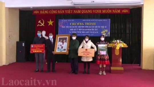 Ủy ban Dân tộc và VOV thăm, tặng quà tại thị xã Sa Pa