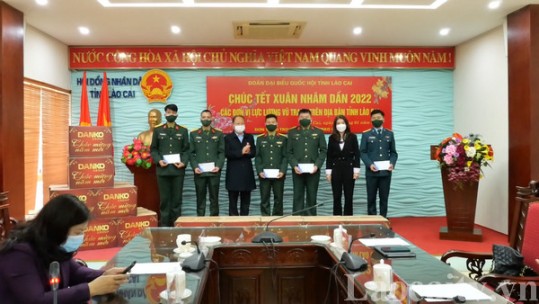 Đoàn đại biểu Quốc hội tỉnh trao tặng quà lực lượng vũ trang