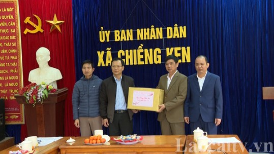 Phó Chủ tịch UBND tỉnh  Hoàng Quốc Khánh thăm và tặng quà tết tại huyện Văn Bàn