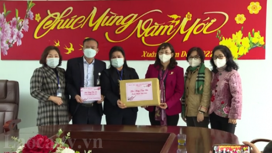 Lãnh đạo tỉnh tặng quà tại Trung tâm Công tác xã hội tỉnh